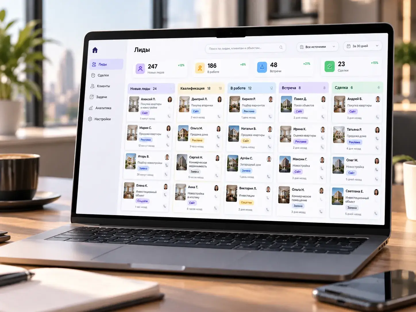 Покупатель просматривает объявление о новостройке на смартфоне